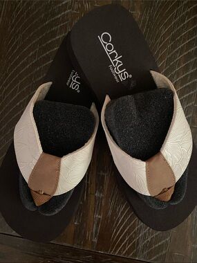 Corkys Cream & Black Embossed Thong Sandals with Brown Accents